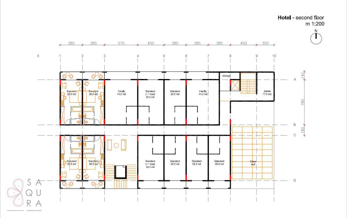 Grundriss des zweiten Hotelstocks mit Standard- und Familienzimmern sowie Terrassen.