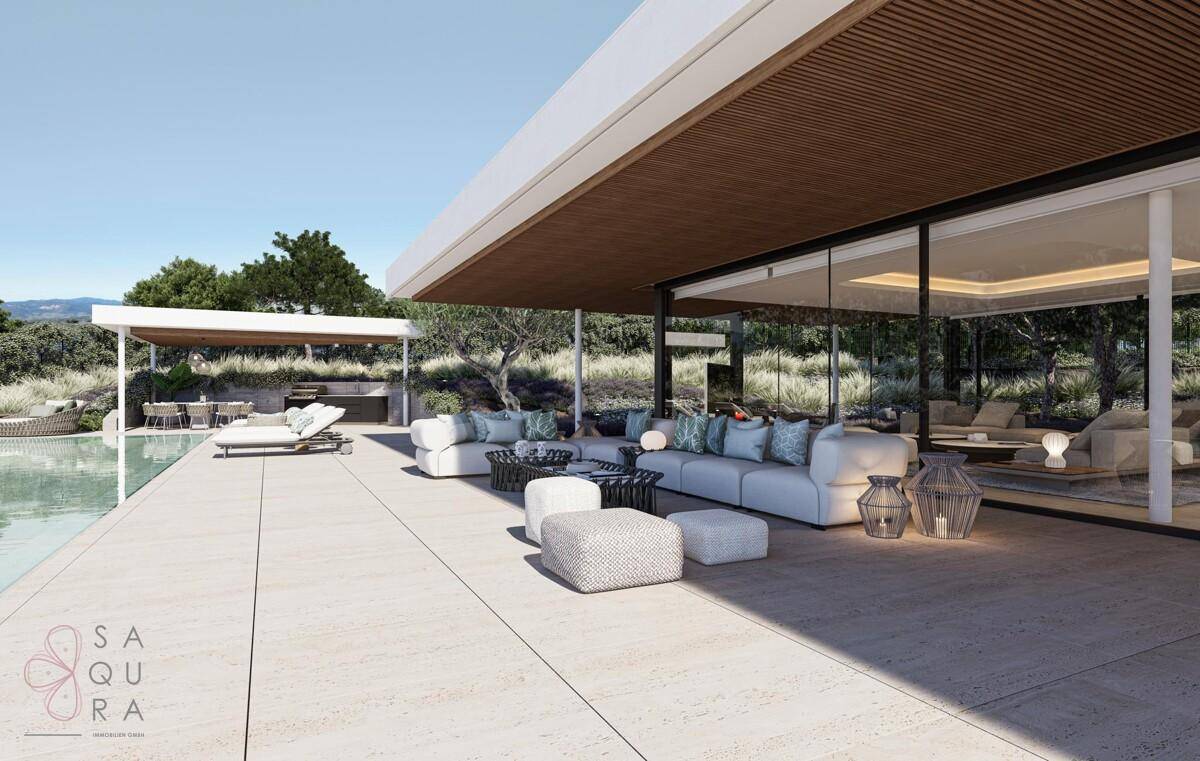 Großzügige Terrasse mit Lounge-Möbeln und Blick auf den Poolbereich und die umliegende Natur.