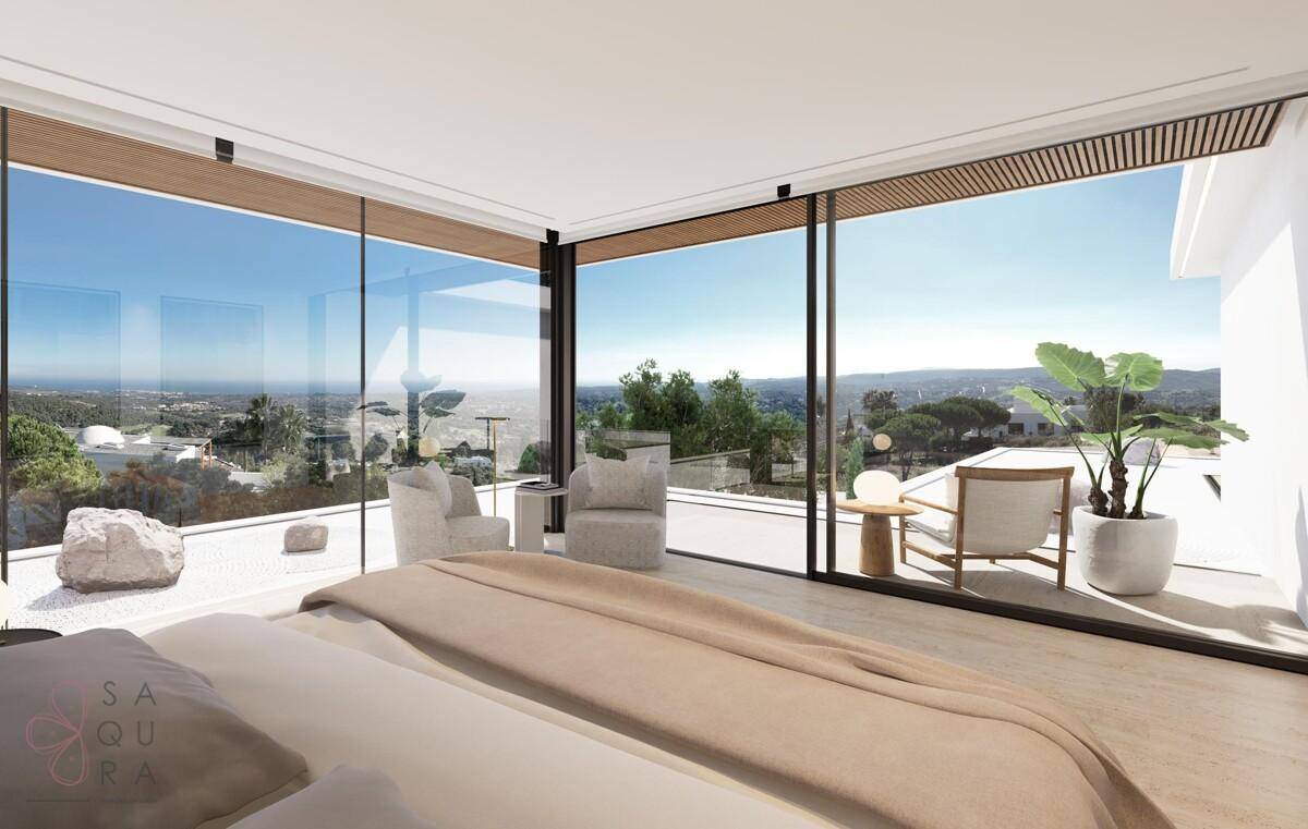 Luxuriöses Schlafzimmer mit raumhohen Fenstern und atemberaubendem Panoramablick.