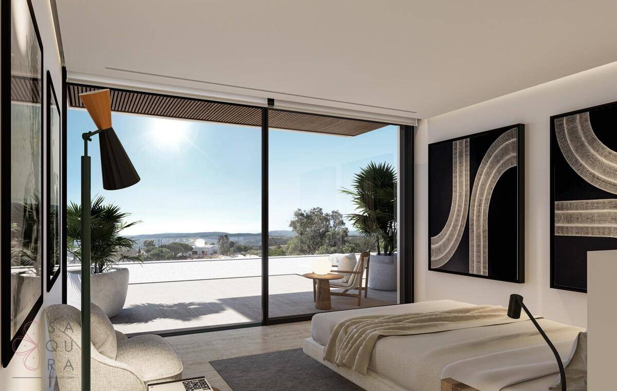 Schlafzimmer mit großen Fenstern, die Zugang zu einer privaten Terrasse bieten und viel Sonnenlicht hereinlassen.