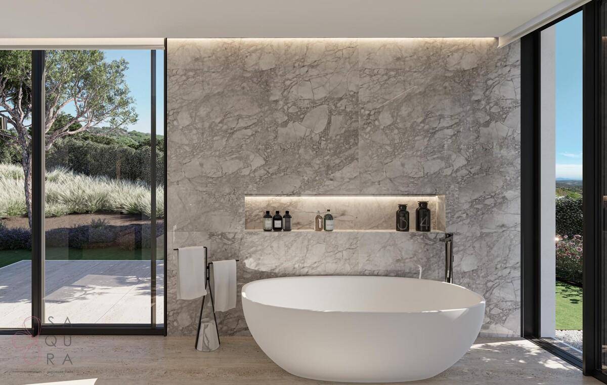 Luxuriöses Badezimmer mit freistehender Badewanne, Marmorwänden und großen Fenstern.