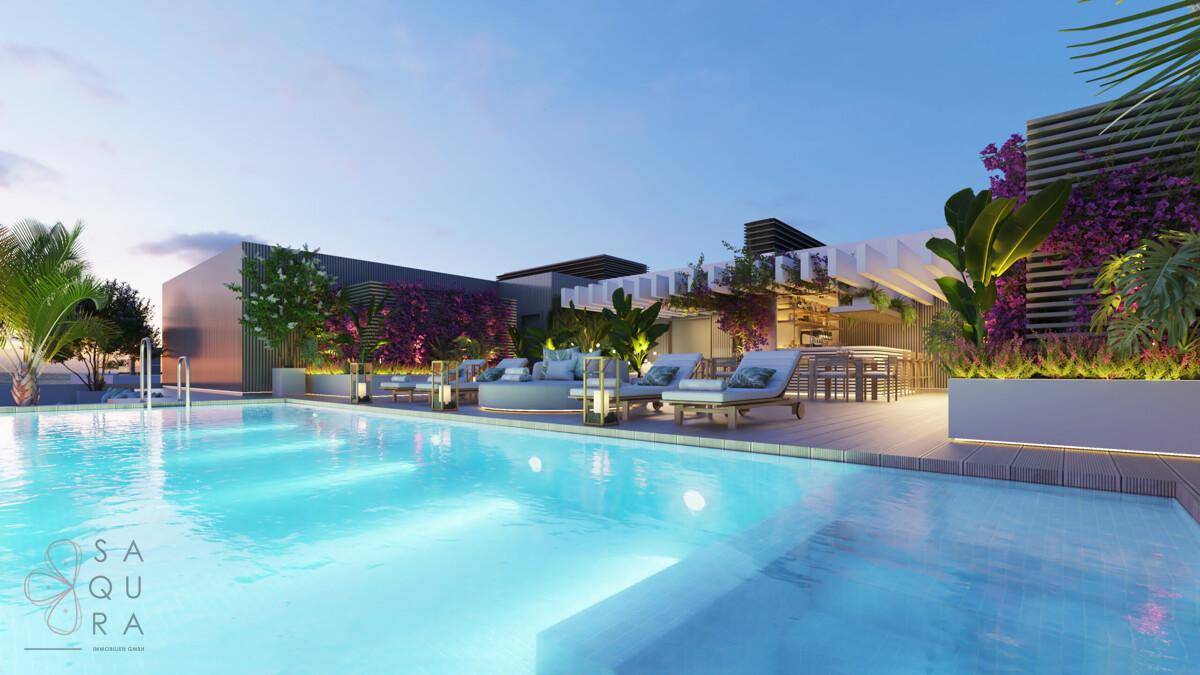Beleuchteter Poolbereich auf dem Dach mit Lounge-Möbeln und Pflanzen für abendliche Entspannung.