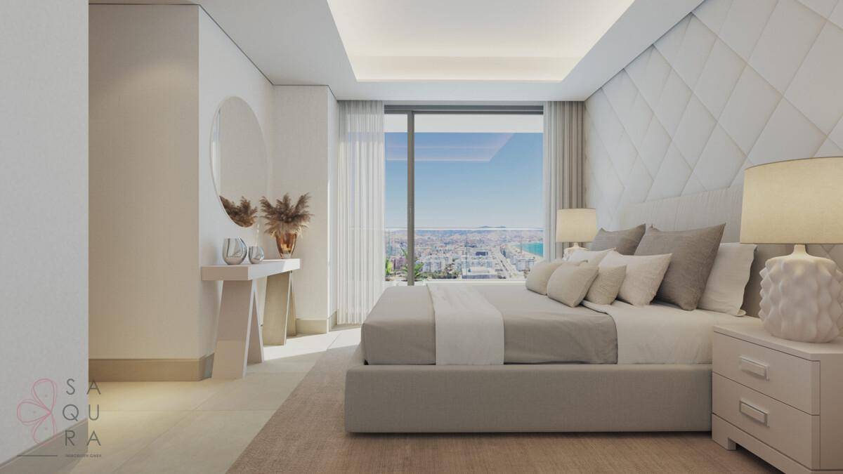 Helles Schlafzimmer mit großem Fenster, Stadtblick und moderner, eleganter Einrichtung.
