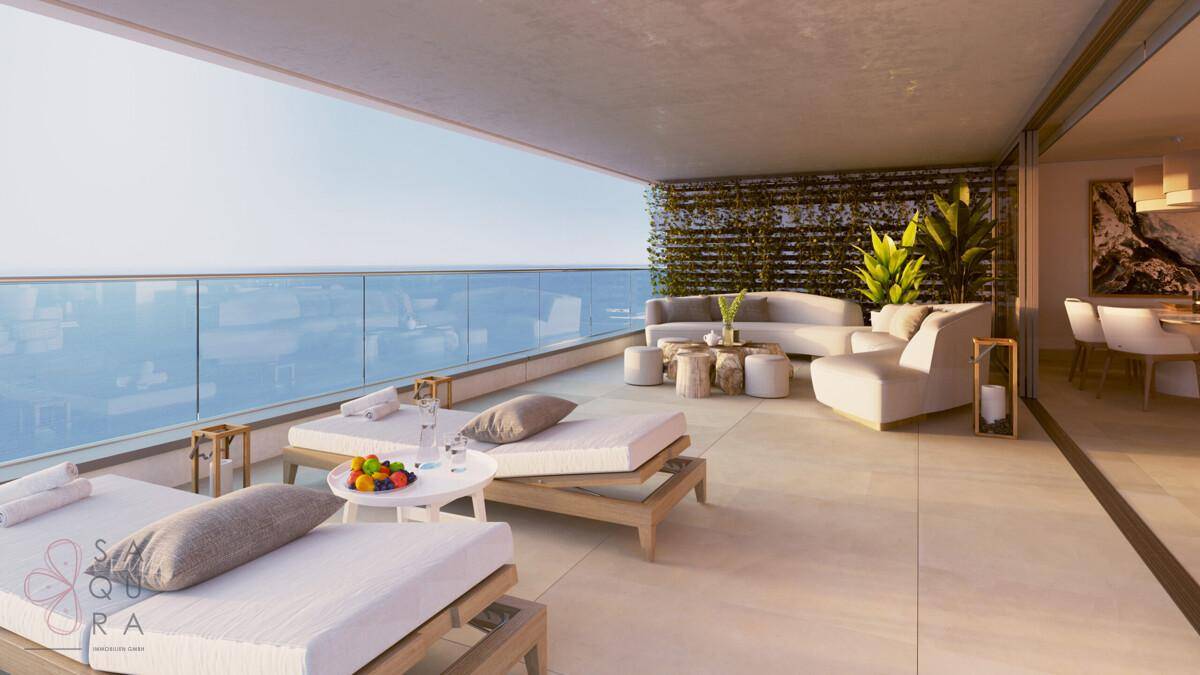 Geräumige Terrasse mit Meerblick, Liegestühlen und Lounge-Möbeln für entspannte Stunden im Freien.