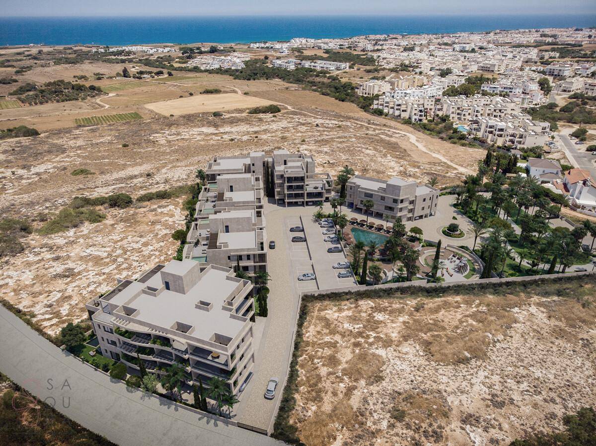 Luftaufnahme des gesamten Apartmentkomplexes in Küstennähe mit Meerblick und Landschaft.