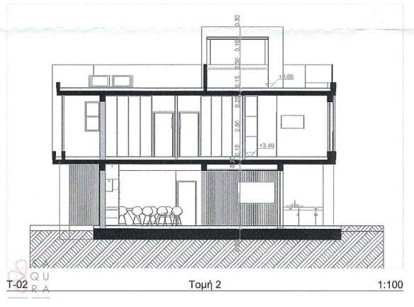 Architektonischer Schnittplan zeigt die vertikale Struktur und Raumaufteilung über mehrere Etagen.
