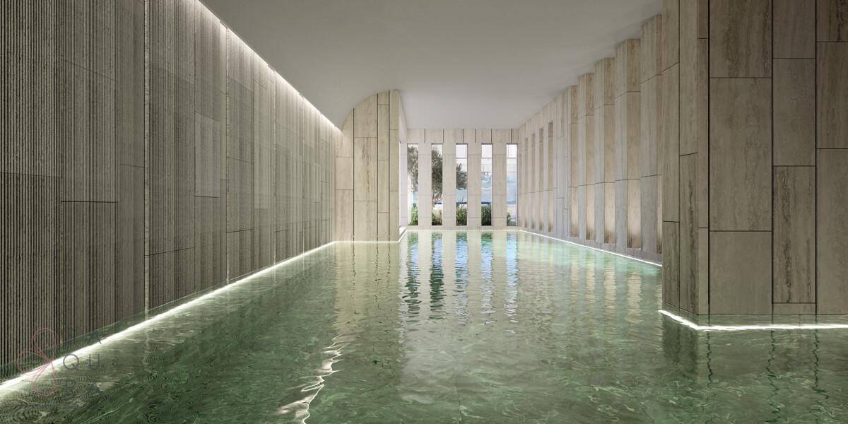 Elegantes Hallenbad mit indirekter Beleuchtung und großen Fenstern zum Außenbereich.