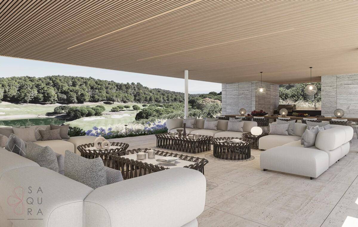Geräumiger Lounge-Bereich auf der überdachten Terrasse mit Blick auf den Golfplatz.