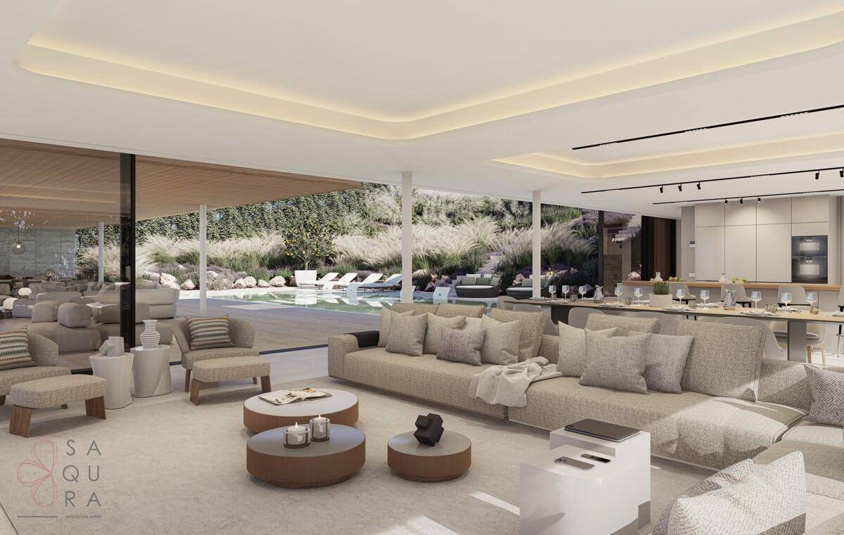 Helles und geräumiges Wohnzimmer mit modernen Möbeln und Blick auf den Poolbereich.