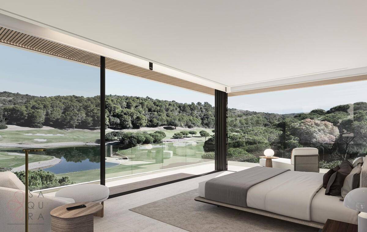 Geräumiges Schlafzimmer mit bodentiefen Fenstern und Blick auf den Golfplatz und See.
