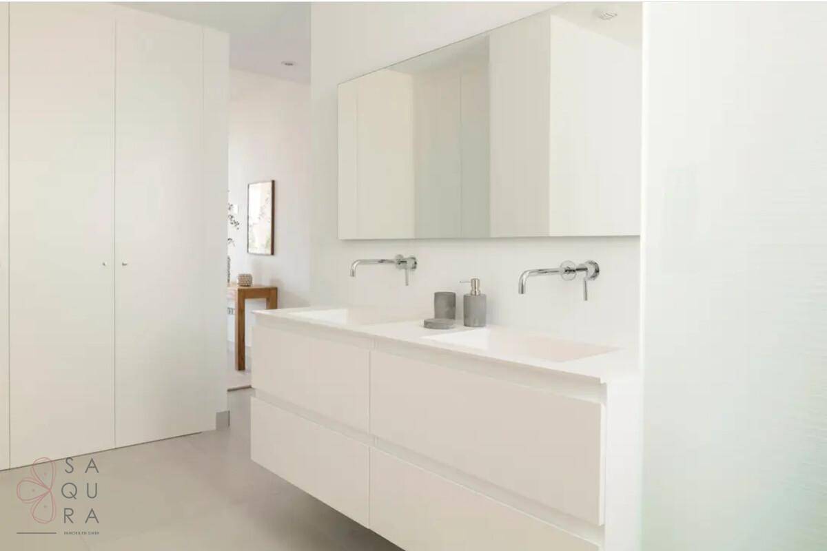 Modernes Badezimmer mit Doppelwaschbecken, großem Spiegelschrank und minimalistischem Design.