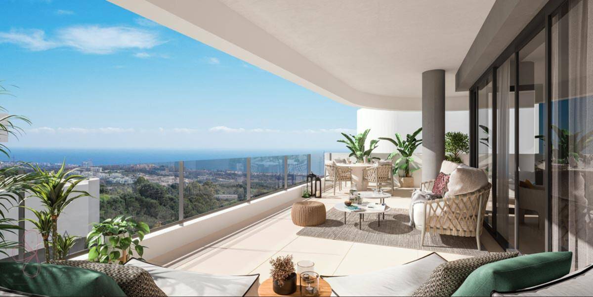 Geräumige Terrasse mit Meerblick, modernen Loungemöbeln und üppiger Bepflanzung für entspannte Stunden.