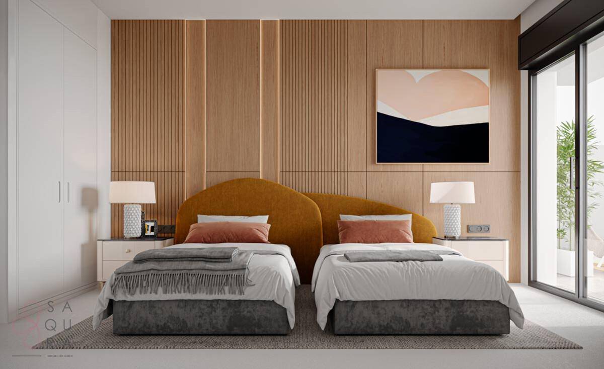 Helles Schlafzimmer mit zwei Einzelbetten, Holzakzenten und großen Fenstern für viel Tageslicht.