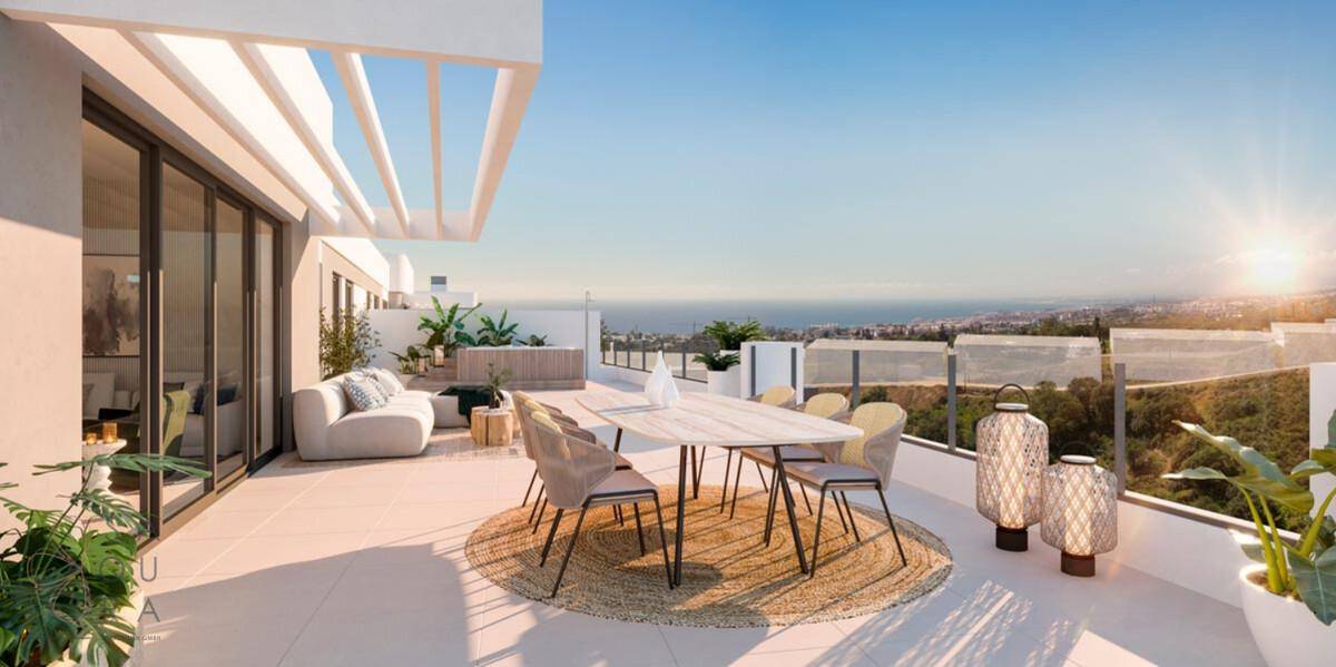 Helle Dachterrasse mit Essbereich und Lounge-Möbeln, bietet einen weiten Blick auf das Meer und die Umgebung.