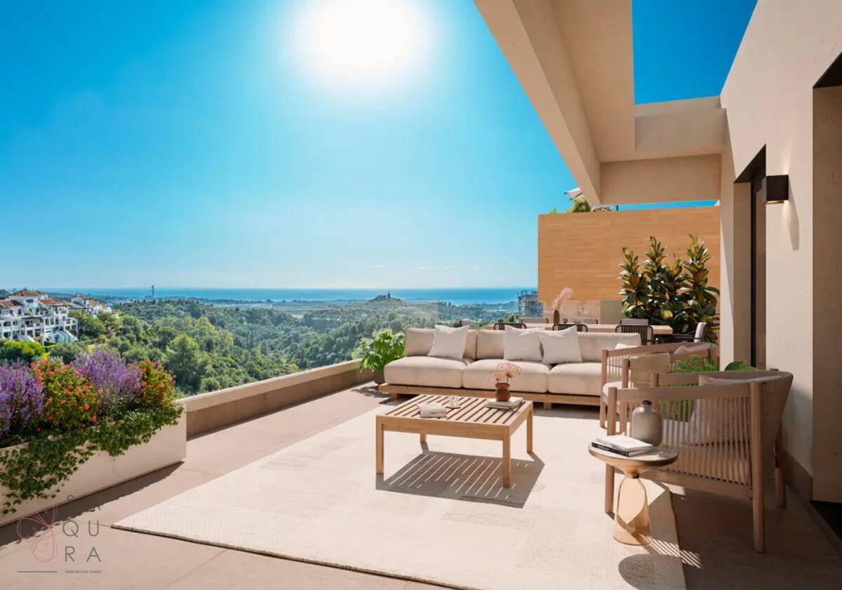 Geräumige Terrasse mit moderner Sitzgruppe und Panoramablick auf das Meer und die umliegende Natur.