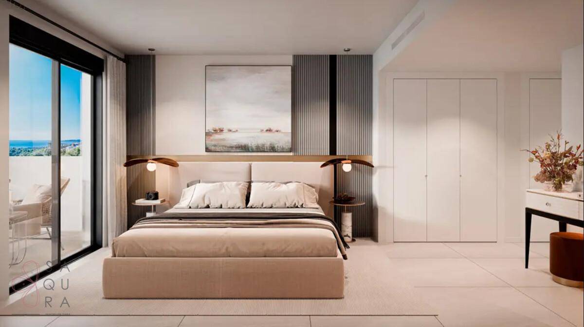 Modernes Schlafzimmer mit großem Doppelbett, Einbauschränken und Zugang zu einem Balkon oder einer Terrasse.