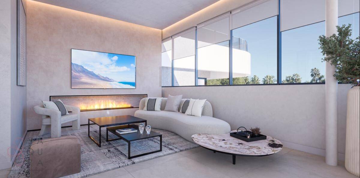 Modernes Wohnzimmer mit integriertem Kamin, großem Fernseher und bequemer Couch, lichtdurchflutet.