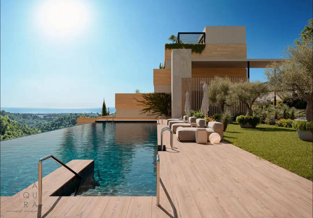 Infinity-Pool mit Holzdeck und Liegeflächen, bietet einen weiten Blick auf das Meer und die Landschaft.