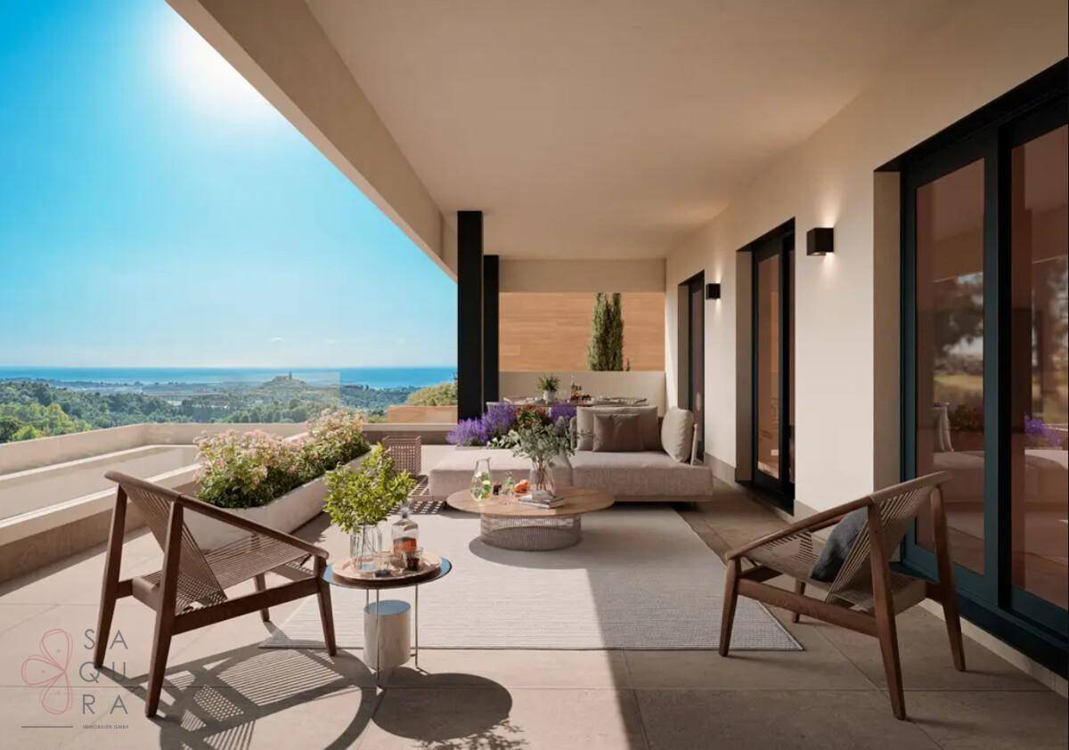 Überdachte Terrasse mit stilvollen Möbeln, ideal für Entspannung mit Panoramablick auf das Meer.