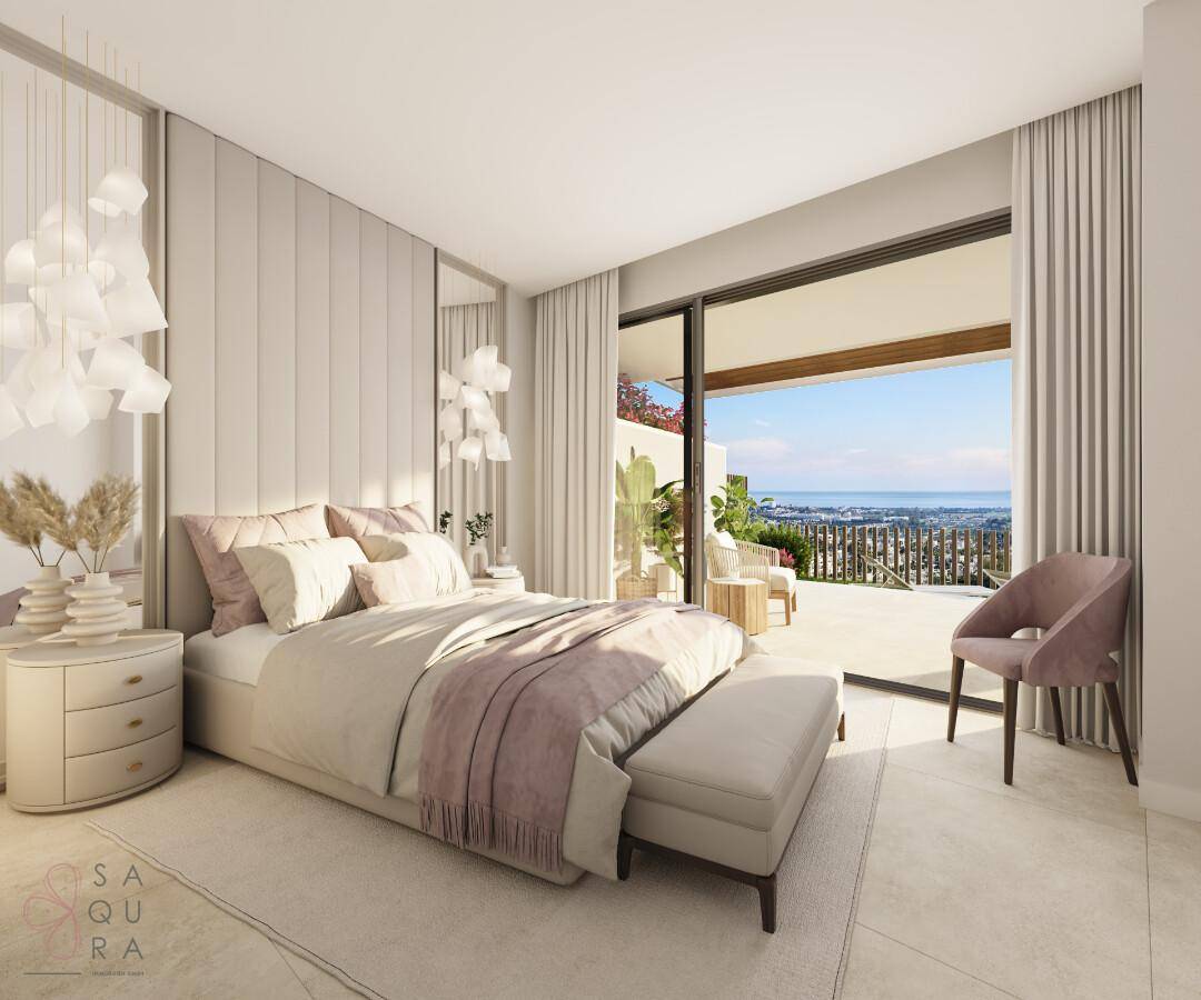 Elegantes Schlafzimmer mit stilvoller Beleuchtung, großem Bett und raumhohen Fenstern mit Meerblick.