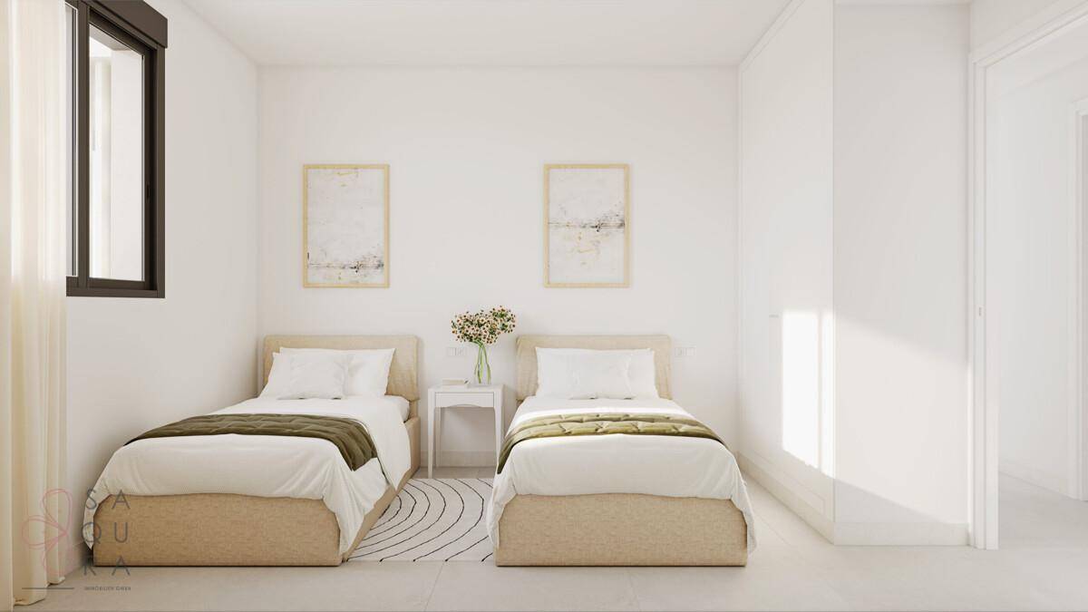 Helles Schlafzimmer mit zwei Einzelbetten und minimalistischer, moderner Einrichtung.