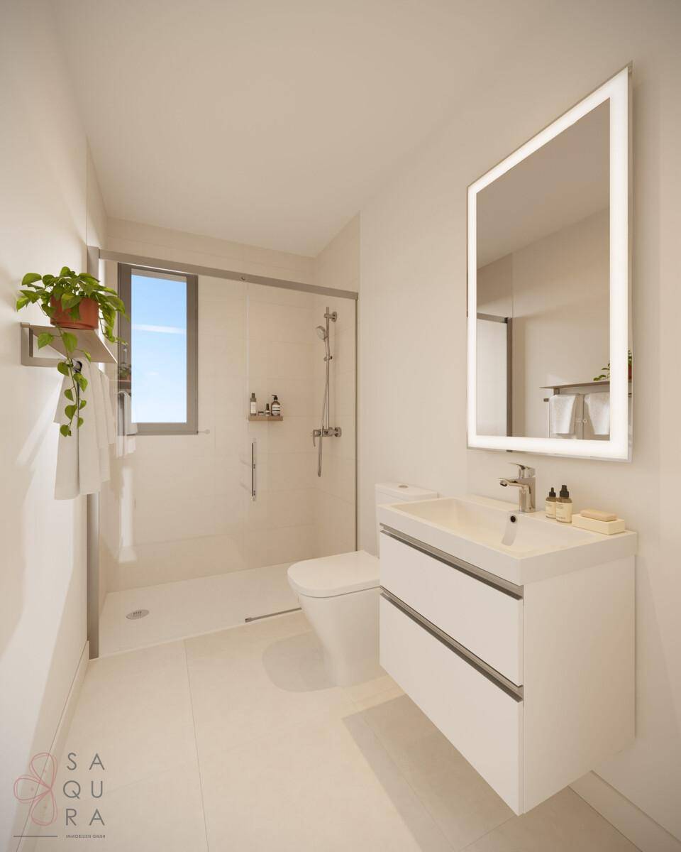 Modernes Badezimmer mit begehbarer Dusche, beleuchtetem Spiegel und Fenster für Tageslicht.