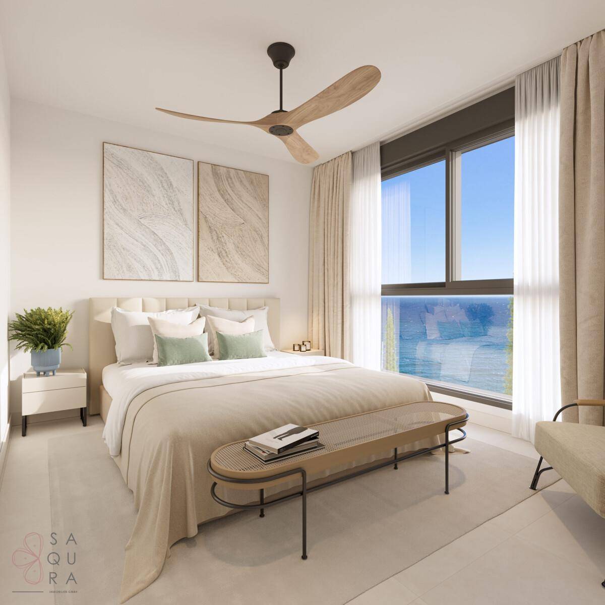 Helles Schlafzimmer mit Doppelbett, Deckenventilator und großem Fenster mit Meerblick.