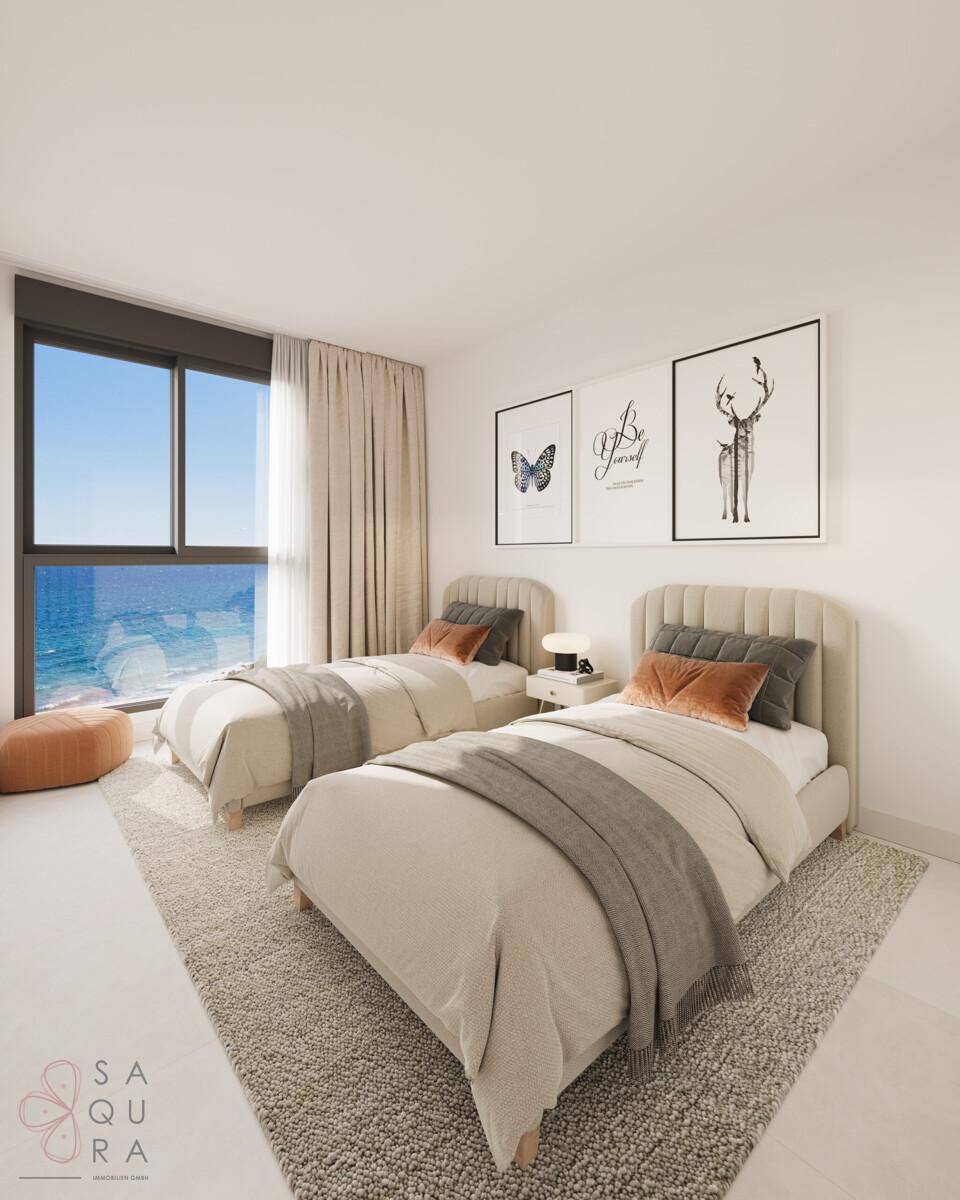 Helles Schlafzimmer mit zwei Einzelbetten, Teppichboden und Fenster mit Meerblick.