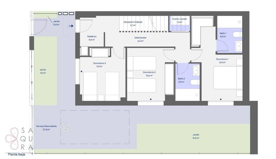 Grundriss der unteren Etage mit drei Schlafzimmern, zwei Bädern und Zugang zum Garten.