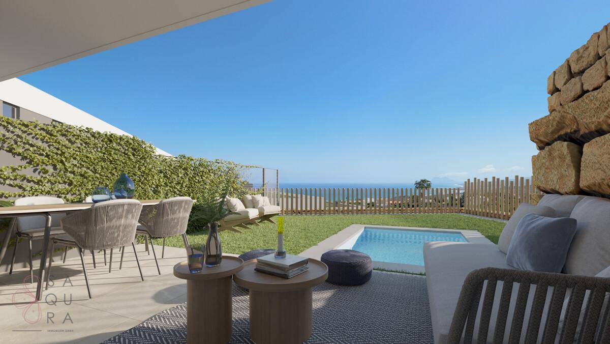 Gemütlicher Gartenbereich mit privatem Pool, Ess- und Lounge-Möbeln und einem schönen Blick auf das Meer.