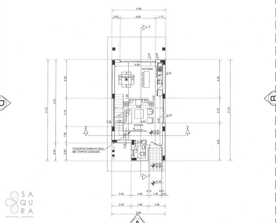 Grundriss des Erdgeschosses mit Wohnbereich, Küche und Zugang zum Außenbereich.