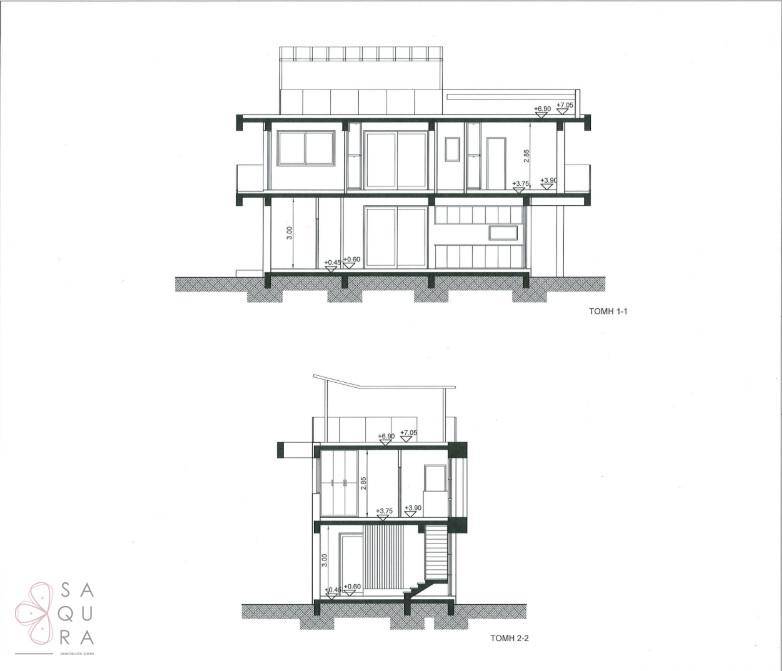 Architektonische Schnitte der Villa, die die interne Struktur und Raumhöhen zeigen.