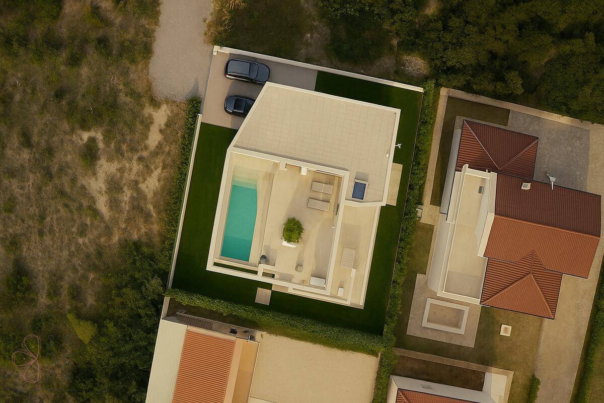Vogelperspektive der modernen Villa mit Pool, Terrassen und gepflegtem Gartenbereich.
