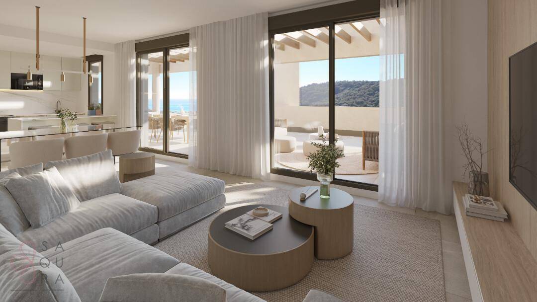 Helles Wohnzimmer mit modernem Sofa, Couchtischen und großen Fenstern mit Terrassenzugang und Ausblick.