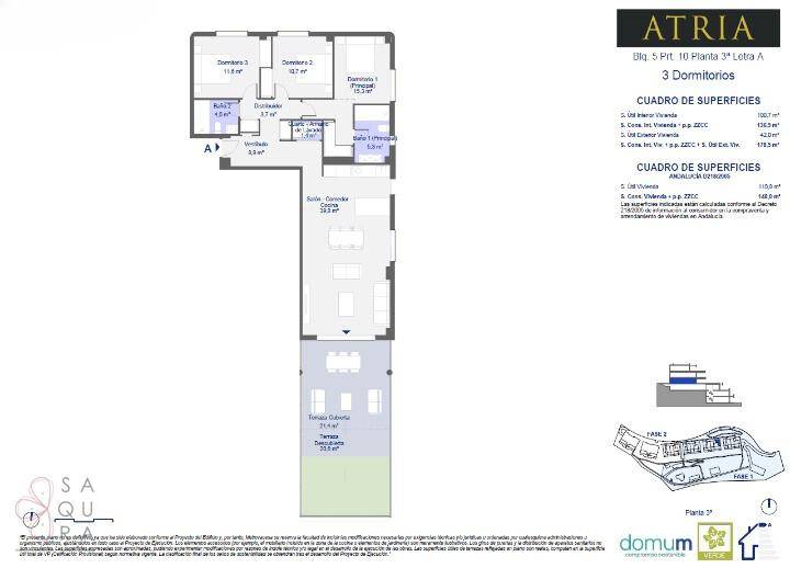 Grundriss einer Wohnung mit drei Schlafzimmern und großer überdachter Terrasse.