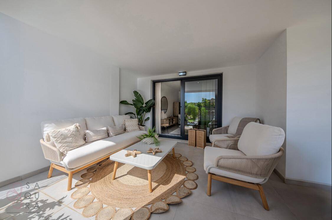 Überdachter Balkon mit gemütlichen Lounge-Möbeln und Zugang zum Innenbereich.