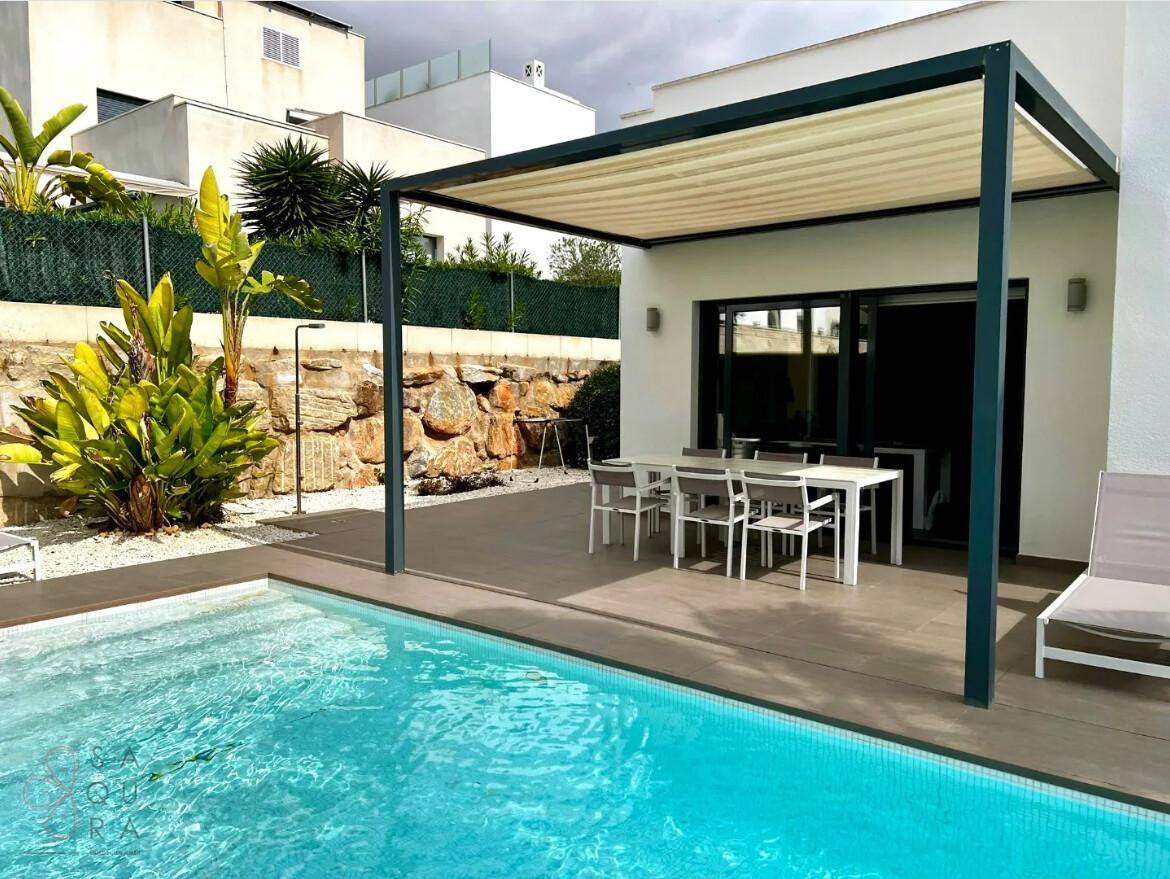 Gepflegter Poolbereich mit überdachtem Essplatz und mediterraner Bepflanzung.