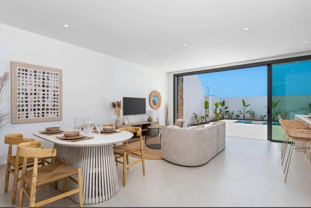 Heller Wohn- und Essbereich mit modernen Möbeln und direktem Zugang zur Poolterrasse.