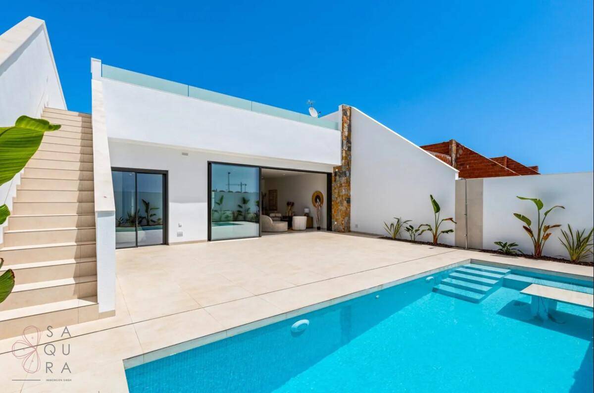 Weitläufige Terrasse mit privatem Pool und moderner Architektur, ideal für Entspannung im Freien.
