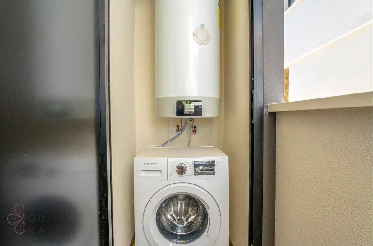 Kleiner Hauswirtschaftsraum mit Waschmaschine und Warmwasserboiler, praktisch und funktional.