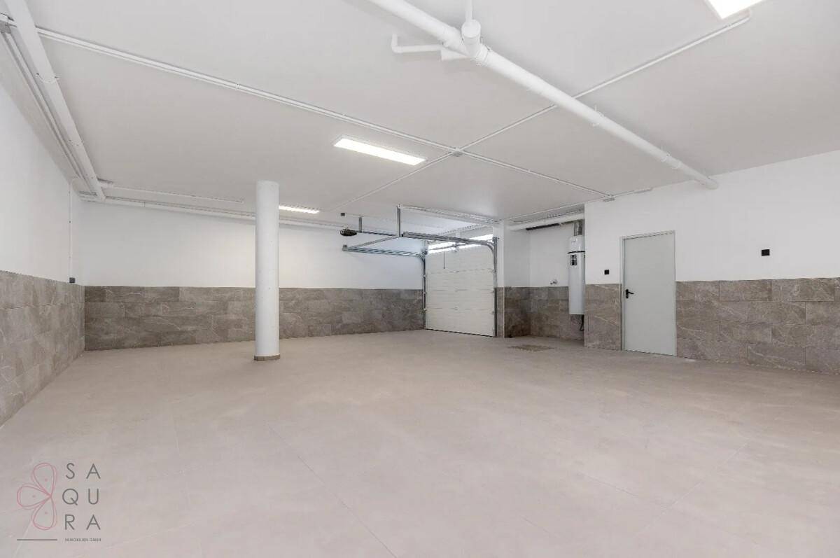 Geräumige Tiefgarage mit ausreichend Platz für mehrere Fahrzeuge und Lagerung.