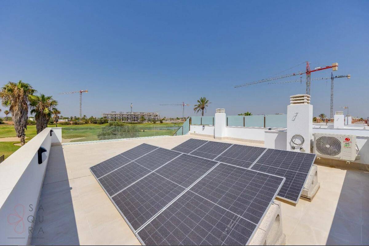 Photovoltaikanlage auf dem Flachdach zur nachhaltigen Energieerzeugung der Immobilie.