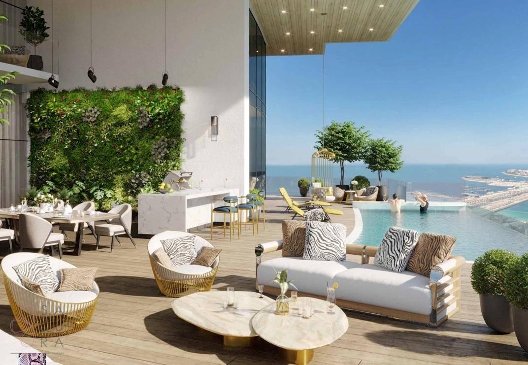 Geräumige Dachterrasse mit Infinity-Pool, Lounge-Bereich, vertikalem Garten und Meerblick.