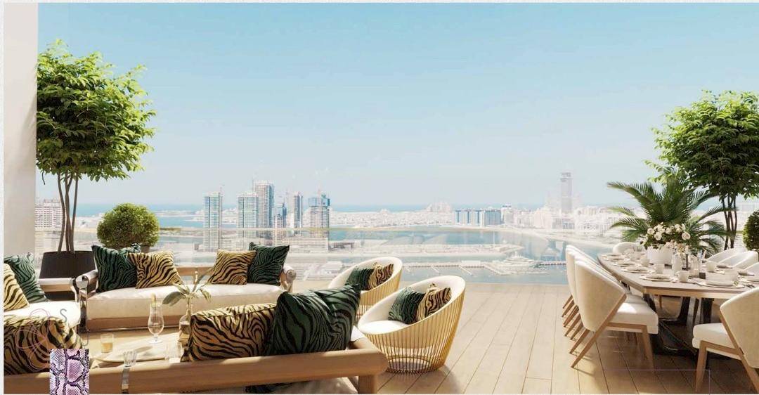 Weitläufige Terrasse mit bequemen Sitzgelegenheiten und Panoramablick auf das Meer und die Stadt.