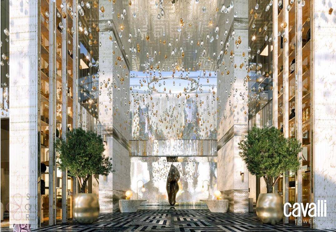 Prunkvolle Lobby mit hohen Decken, Marmorböden und opulenten Kronleuchtern in luxuriösem Design.