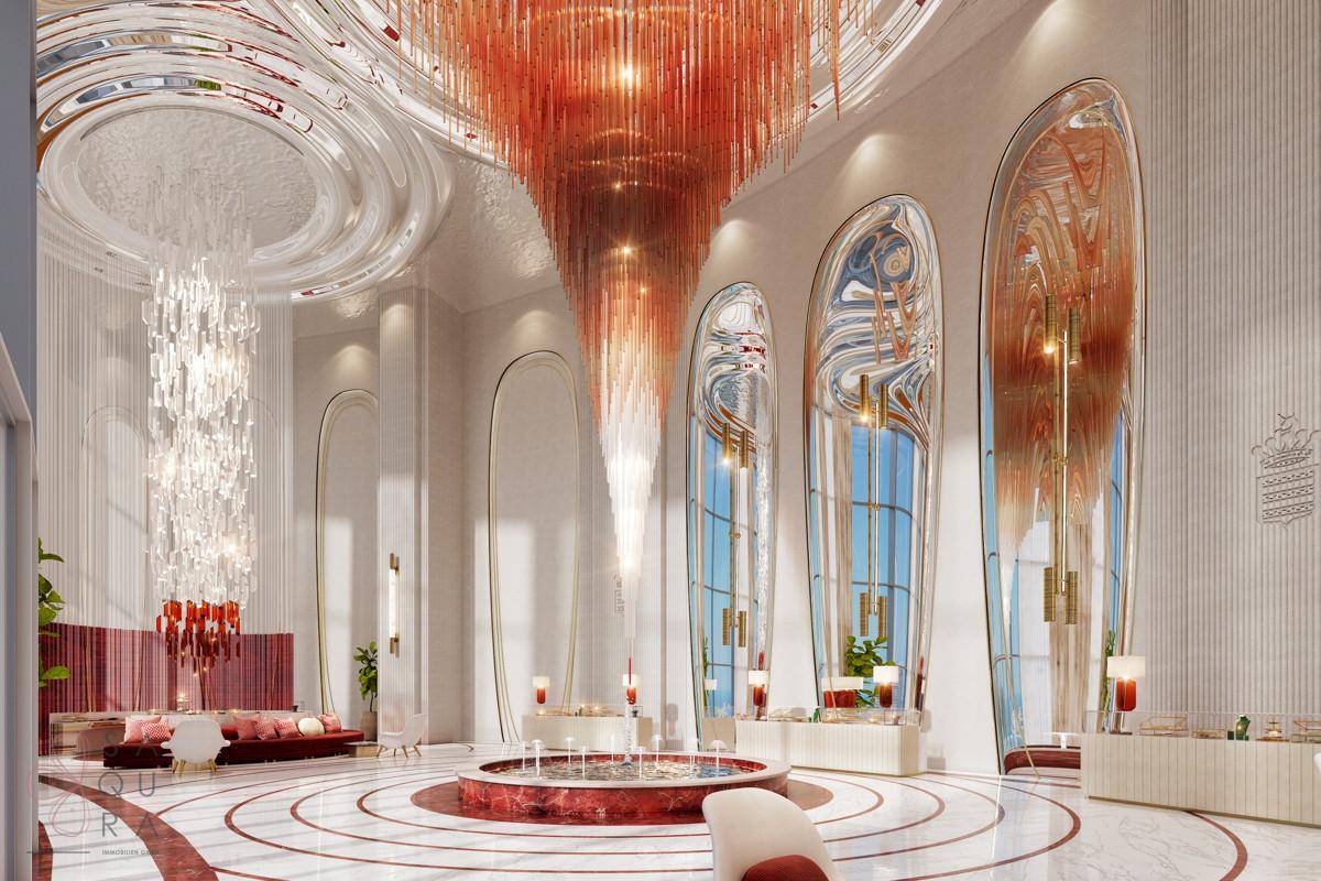 Opulente Lobby mit hohen Decken, kunstvollen Kronleuchtern und Marmorboden.
