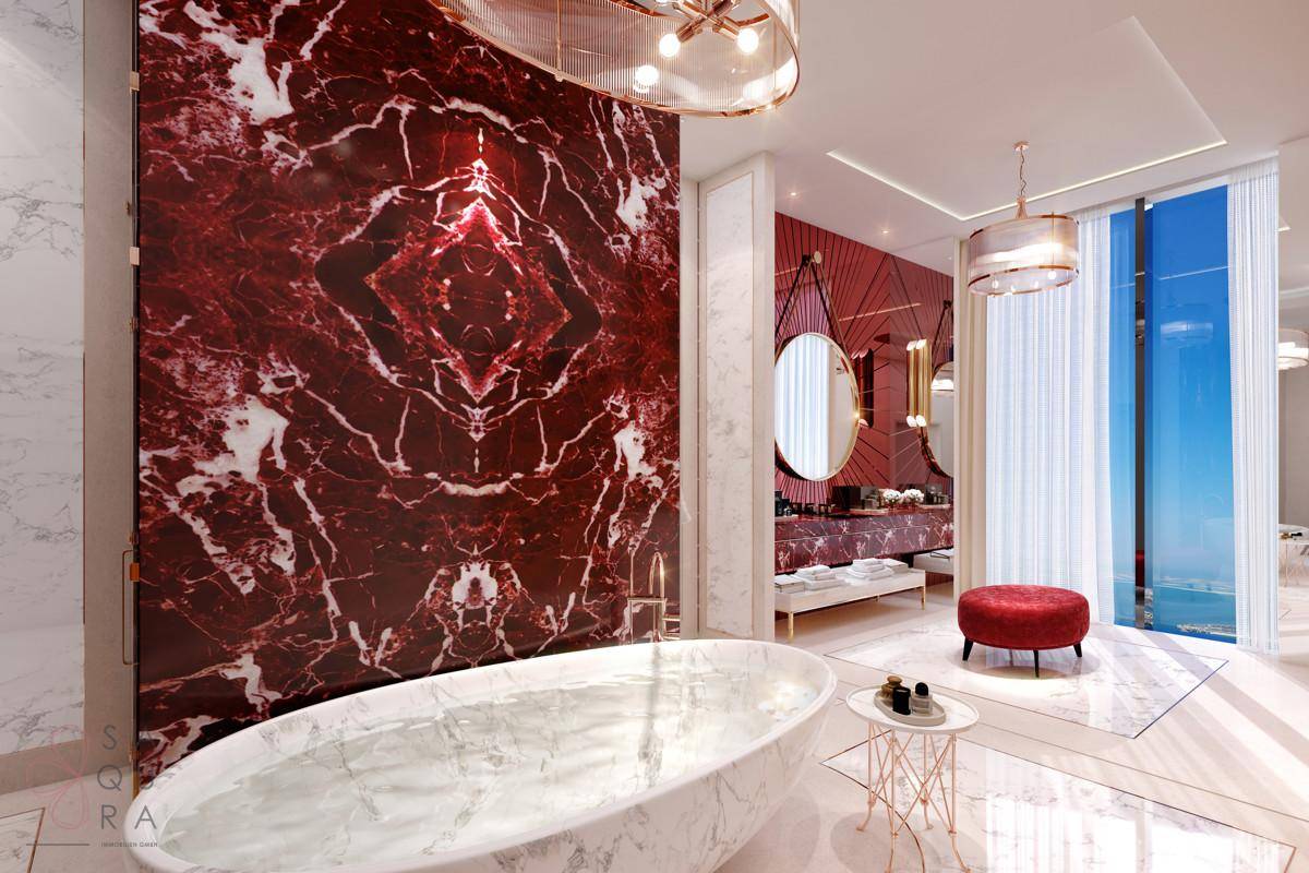Exklusives Badezimmer mit freistehender Marmorbadewanne und raumhohen Fenstern.