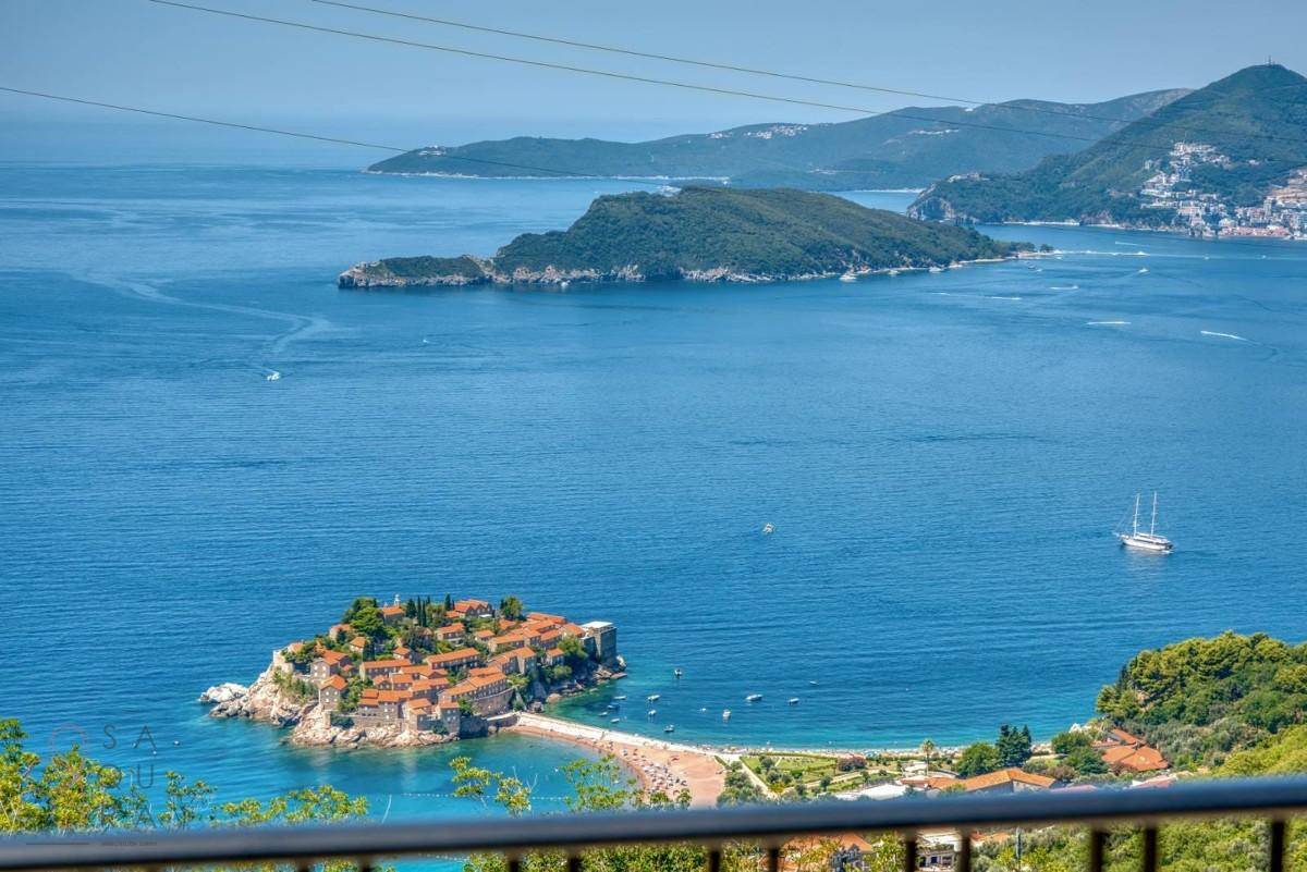 Spektakulärer Panoramablick auf die Adria mit der malerischen Insel Sveti Stefan und der Küstenlinie.