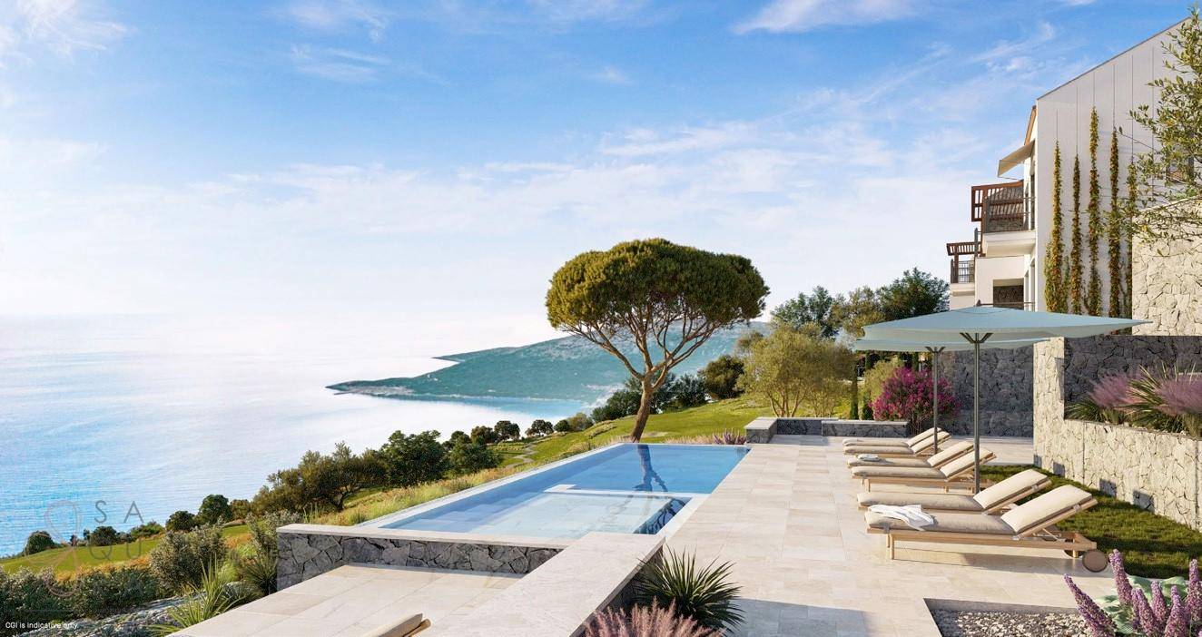 Infinity-Pool mit Liegestühlen und weitem Meerblick vor einer modernen Villa.