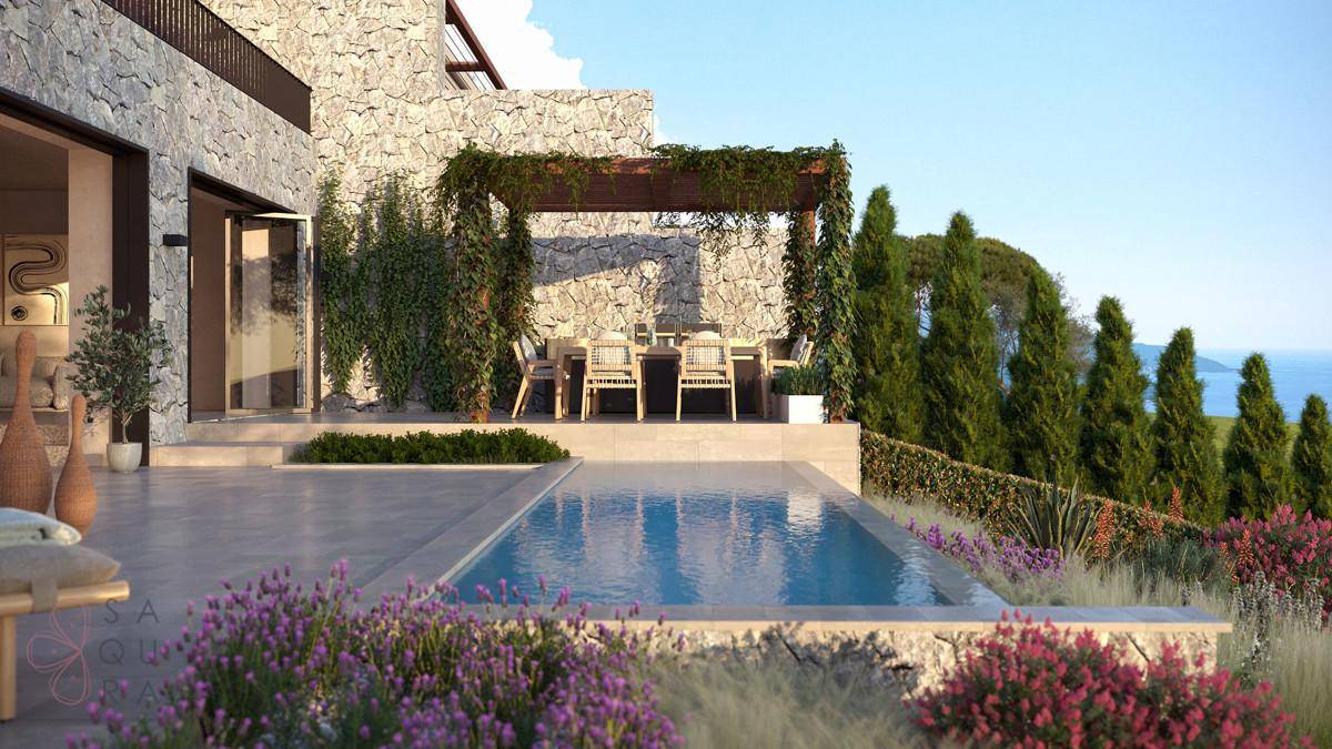 Poolbereich mit Terrasse, Pergola und üppiger Bepflanzung, mit Meerblick im Hintergrund.